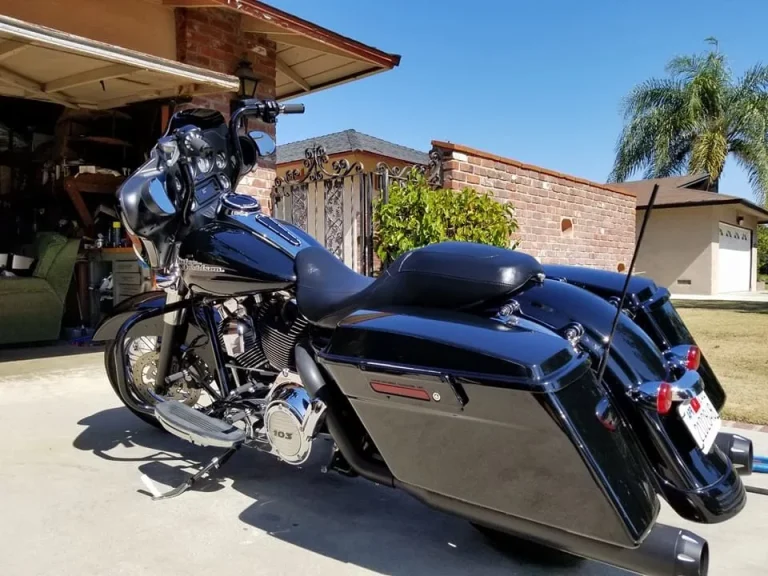 harley-davidson-street-glide-motorcycle-detailing